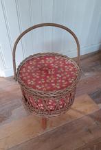 VINTAGE RIETEN NAAIMAND /NAAIDOOS OP HOUTEN POTEN EN HENGSEL, Ophalen of Verzenden, Gebruikt