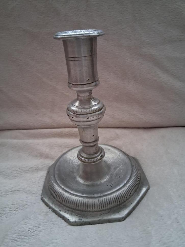 Een Antiek Tinnen "Kaarsen Kandelaar", met 8 - kantige voet., Antiek en Kunst, Antiek | Tin, Ophalen