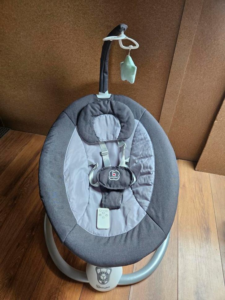 Babyschommel van BabyGo, Kinderen en Baby's, Wipstoeltjes, Gebruikt, Schommelstoel, Overige merken, Met gordel(s) of riempje(s)
