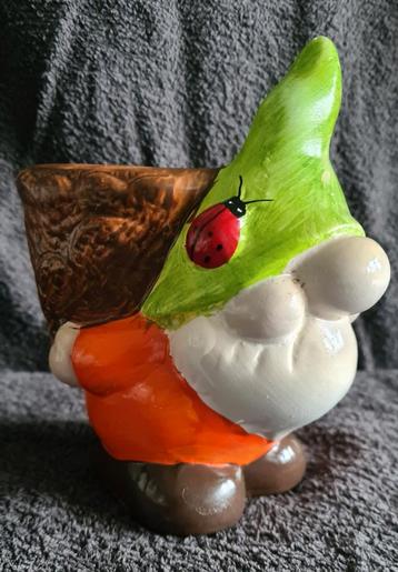 Bloempotje met kabouter.  beschikbaar voor biedingen