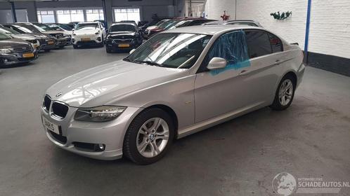 BMW 3 Serie 318i 16V (bj 2011), Auto diversen, Schadeauto's, BMW, Handgeschakeld, Benzine, Sedan, Zilver of Grijs