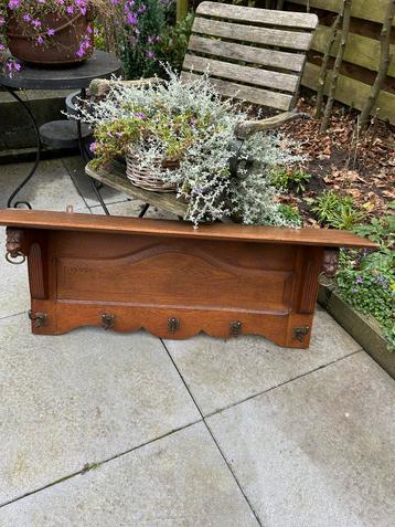 Antieke eiken kapstok met leeuwenkoppen beschikbaar voor biedingen