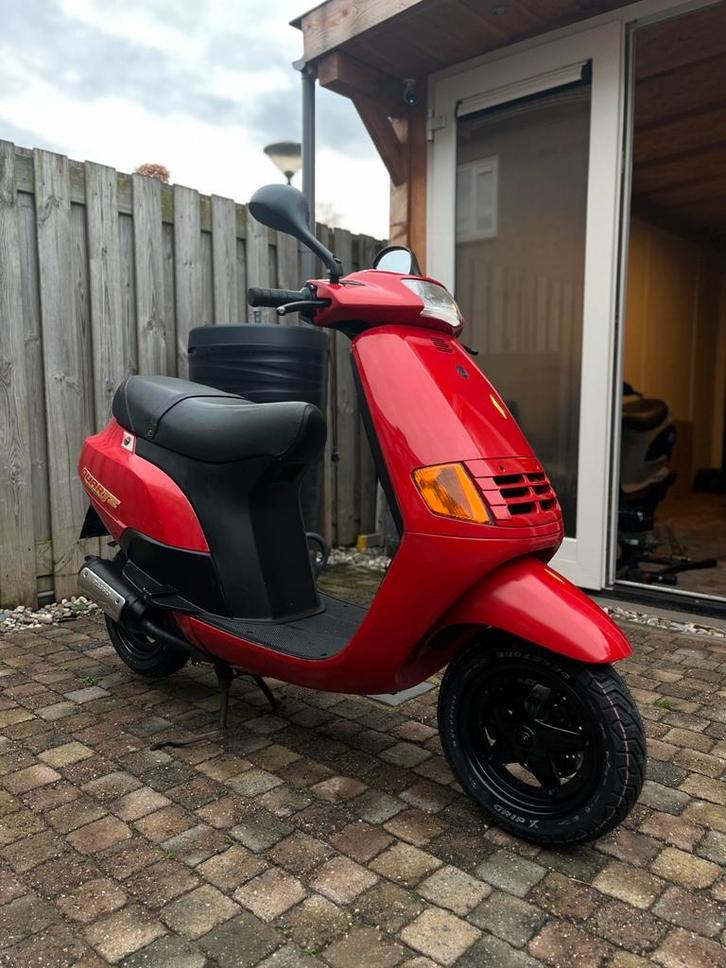 Hele mooie Piaggio quartz, Fietsen en Brommers, Scooters | Piaggio, Zo goed als nieuw, Overige modellen, Benzine, Ophalen of Verzenden