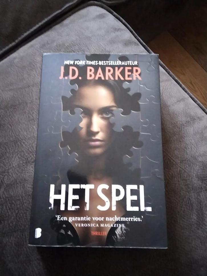 Het Spel - J.D. Barker, Boeken, Thrillers, Zo goed als nieuw, Nederland, Ophalen of Verzenden