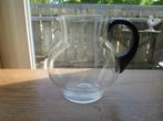 Glazen waterkan Art Deco met zwart handvat en gravering, Ophalen of Verzenden
