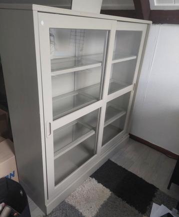 Glas en houd boekenkast