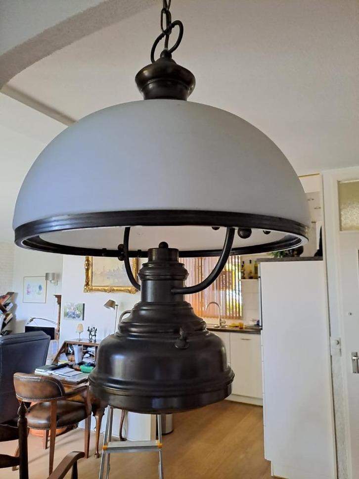 Brocante hanglamp met melkglas - olielamp stijl, Huis en Inrichting, Lampen | Hanglampen, Gebruikt, 50 tot 75 cm, Glas, Metaal