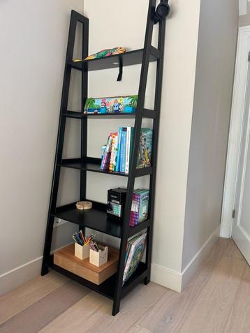 Zwarte boekenkast, hout