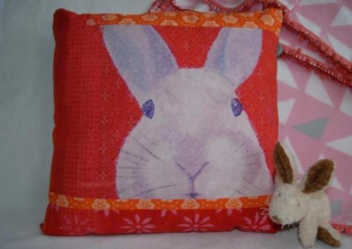 Nieuw sierkussen konijn The Go Rond, Huis en Inrichting, Woonaccessoires | Kussens, Nieuw, Rood, Vierkant, Ophalen of Verzenden