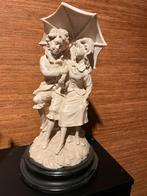 Romantisch Beeldje van Koppeltje onder Paraplu, Ophalen of Verzenden