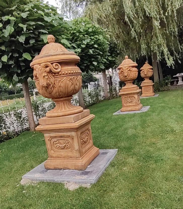 Tuinvaas met deksel op sokkel, Tuin en Terras, Tuinvazen, Nieuw, Ophalen