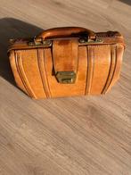 Retro leren dokterstas, Sieraden, Tassen en Uiterlijk, Tassen | Damestassen, Ophalen of Verzenden, Gebruikt, Bruin, Handtas