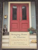 Bringing Home the Dharma - Kornfield isbn 9781590309131, Boeken, Gelezen, Achtergrond en Informatie, Spiritualiteit algemeen, Ophalen of Verzenden