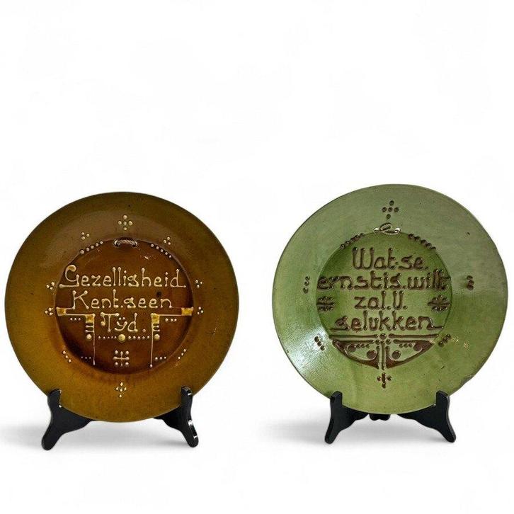 WC Brouwer 2 aardwerken spreukschotels in ringeloor techniek, Antiek en Kunst, Antiek | Keramiek en Aardewerk, Ophalen of Verzenden