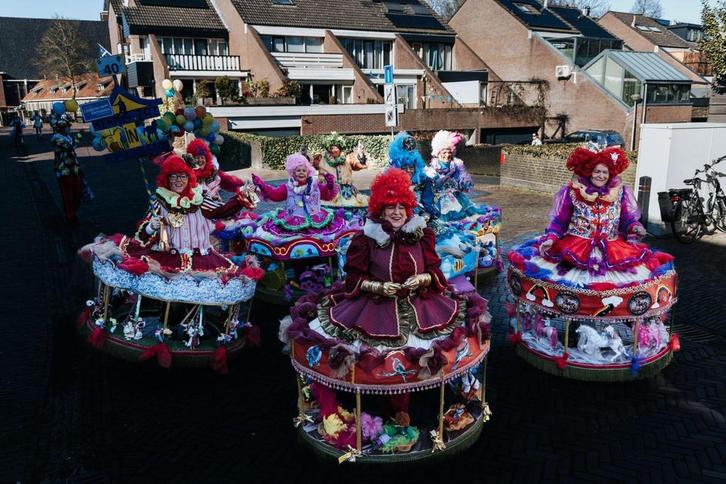 Carnavalspakken loopgroep klein - 4 prachtige carrousels, Kleding | Dames, Carnavalskleding en Feestkleding, Zo goed als nieuw