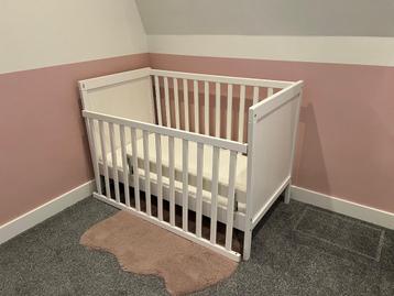 Babybedje SUNDVIK + matras beschikbaar voor biedingen