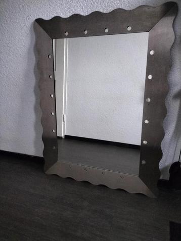 Spiegel in zilverkleurige metalen lijst  beschikbaar voor biedingen