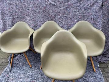 4 stoelen vitra eames armchair daw in mosgroene kleur beschikbaar voor biedingen
