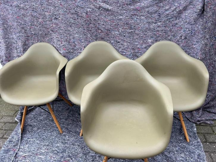4 stoelen vitra eames armchair daw in mosgroene kleur, Huis en Inrichting, Stoelen, Zo goed als nieuw, Vier, Hout, Kunststof, Overige kleuren