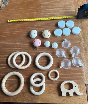 Diverse items voor maken van bijtringen, rammelaars enz beschikbaar voor biedingen