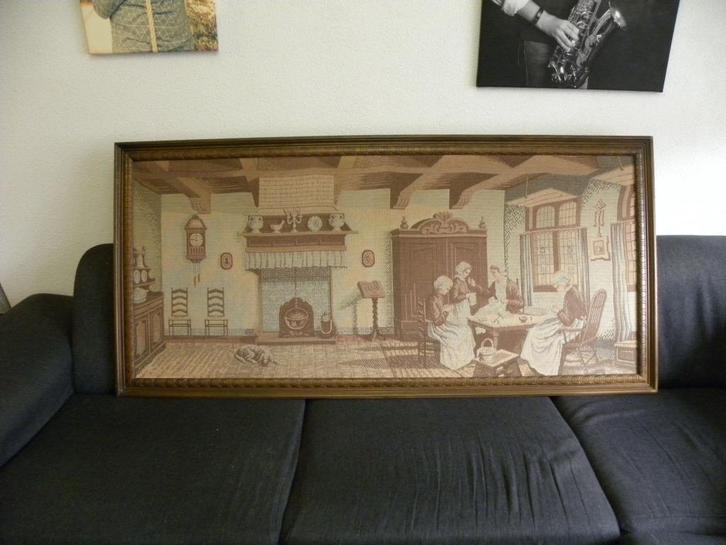 groot geweven doek tafereel handwerkende dames houten lijst, Huis en Inrichting, Woonaccessoires | Schilderijen, Tekeningen en Foto's