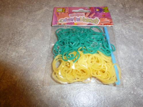 NIEUW 200 glowing geel/blauw loom bandjes 5 zakjes voor10,00, Kinderen en Baby's, Speelgoed | Educatief en Creatief, Nieuw, Knutselen