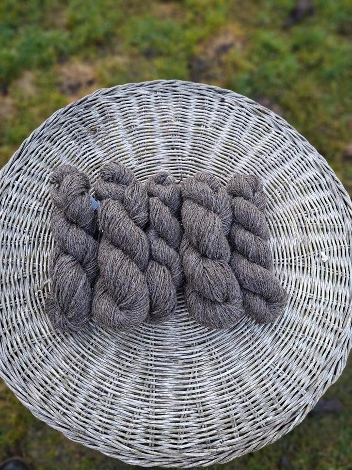 Prachtige strengen hand gesponnen wol, 842 meter, Hobby en Vrije tijd, Breien en Haken, Nieuw, Breien of Haken, Wol of Garen, Ophalen of Verzenden