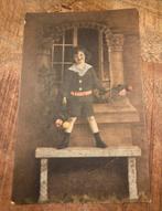 Antieke ansichtkaart jongen met bloemen begin 1900, Verzenden, Ongelopen