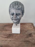 Bronzen buste van jongen op marmeren voetstuk, Antiek en Kunst, Ophalen of Verzenden