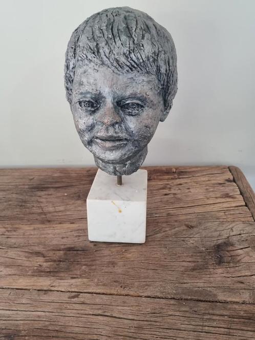 Bronzen buste van jongen op marmeren voetstuk, Antiek en Kunst, Kunst | Beelden en Houtsnijwerken, Ophalen of Verzenden