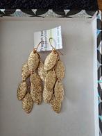 Te koop goudkleurige lange oorbellen, hangers., Overige materialen, Hangers, Ophalen of Verzenden, Zo goed als nieuw