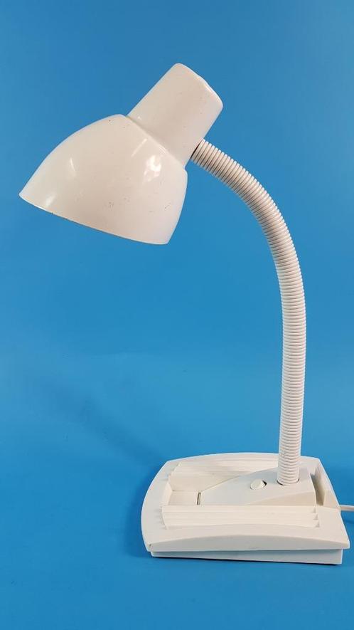Vintage buigbare witte bureaulamp met metalen kap. S0, Huis en Inrichting, Lampen | Tafellampen, Gebruikt, Minder dan 50 cm, Kunststof