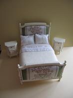 poppenhuis HuaMei bed met twee nachtkastjes, Ophalen of Verzenden, Zo goed als nieuw, Decoratie