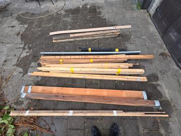 Partij hout, metalen profielen, kunststof panelen beschikbaar voor biedingen