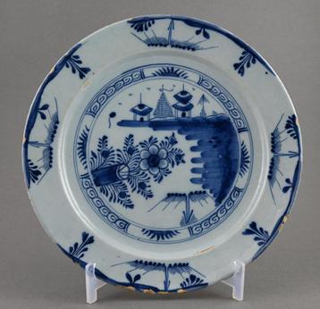 Blauw-wit Delfts bord, 18e - 19e eeuw, chinoiserie tafereel beschikbaar voor biedingen