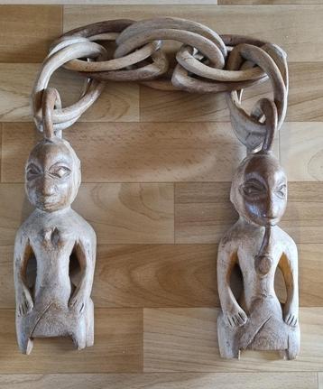 Afrikaanse houtsnijwerk bruidsketting (bruiloftsketting).   beschikbaar voor biedingen