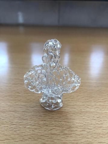 Mooi glazen mandje. 6 cm. hoog. Gevlochten glas. beschikbaar voor biedingen