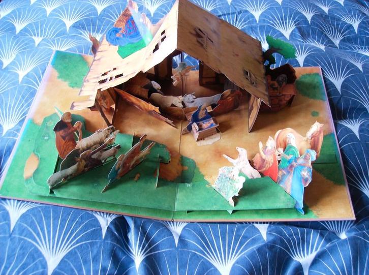 DE KERSTSTAL, 1999  MATEN BOEK 31 X 39 CM  POP UP BOEK, Diversen, Kerst, Zo goed als nieuw, Ophalen of Verzenden