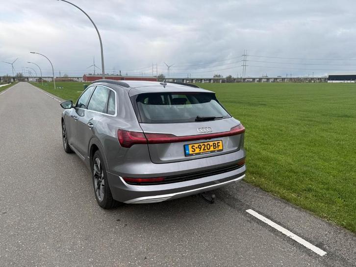 Audi e-tron 55 Quattro 360pk 2022 Grijs, Auto's, Audi, Particulier, e-tron, Achteruitrijcamera, Airconditioning, Alarm, Apple Carplay