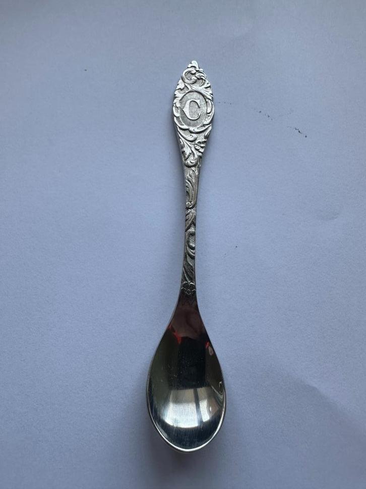 Mooi Letter C lepeltje. Theelepeltje. Lepel. Pako Meta., Antiek en Kunst, Antiek | Bestek, Ophalen of Verzenden