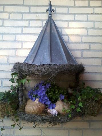 Bloemenhuisje voor aan de muur beschikbaar voor biedingen