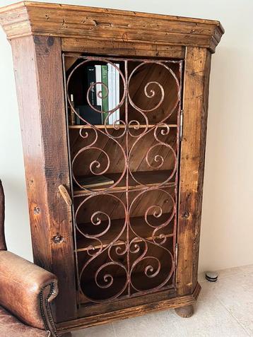 Houten kast met ijzeren hekwerk  beschikbaar voor biedingen