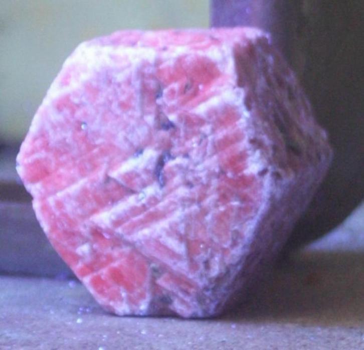 Groot UV Actief! Zeskantig ROBIJN  kristaldeel, Mysore India, Verzamelen, Mineralen en Fossielen, Overige typen, Verzenden