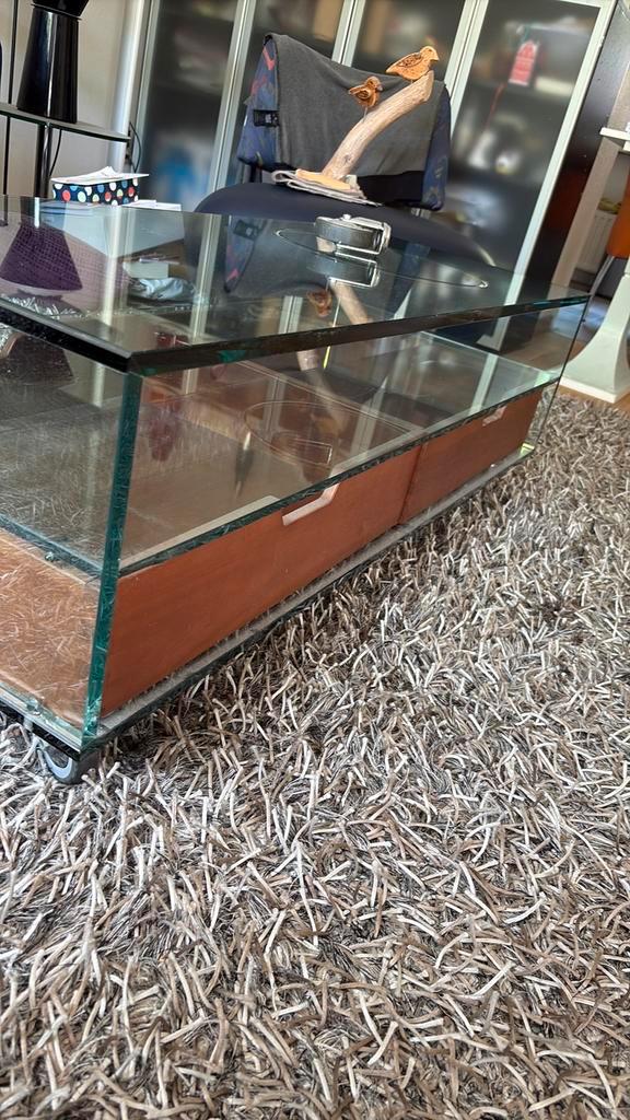 Zware glazen design woonkamer tafel met twee schuif lades, Huis en Inrichting, Tafels | Salontafels, Gebruikt, Minder dan 50 cm