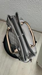 Guess Hand Bag, Ophalen of Verzenden, Zo goed als nieuw, Grijs, Schoudertasje