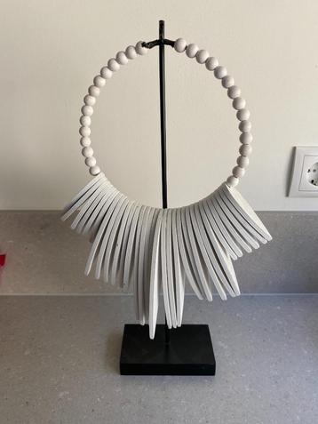 Ornament van hout op ijzeren standaard beschikbaar voor biedingen