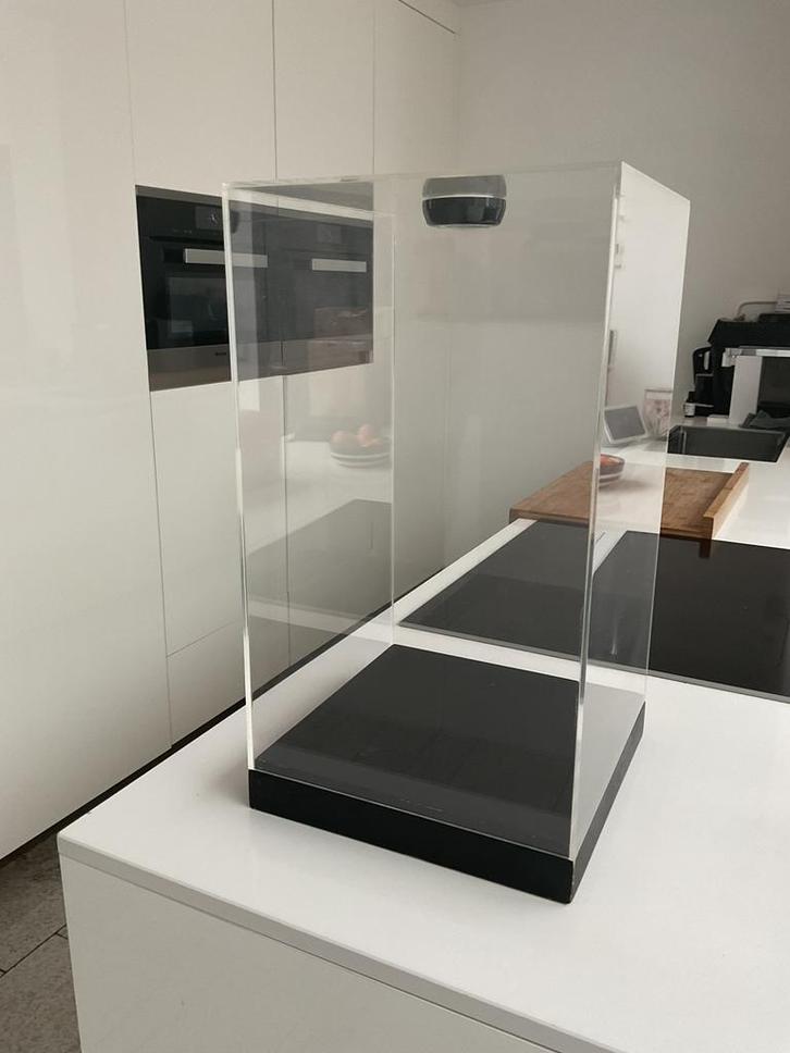 Tafel dressoir vitrine 50 cm hoog nieuwprijs was 400 euro, Huis en Inrichting, Kasten | Vitrinekasten, Zo goed als nieuw, Minder dan 100 cm