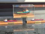 2 HELE MOOIE SCHAALMODEL BOTEN IN VITRINE SLEEPBOOT VERKOCHT, Ophalen, Zo goed als nieuw, 1:200 of kleiner