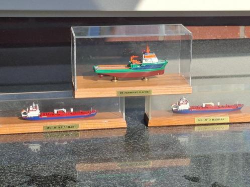 2 HELE MOOIE SCHAALMODEL BOTEN IN VITRINE SLEEPBOOT VERKOCHT, Hobby en Vrije tijd, Modelbouw | Boten en Schepen, Zo goed als nieuw
