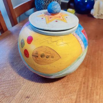 Terracotta pot met deksel beschikbaar voor biedingen